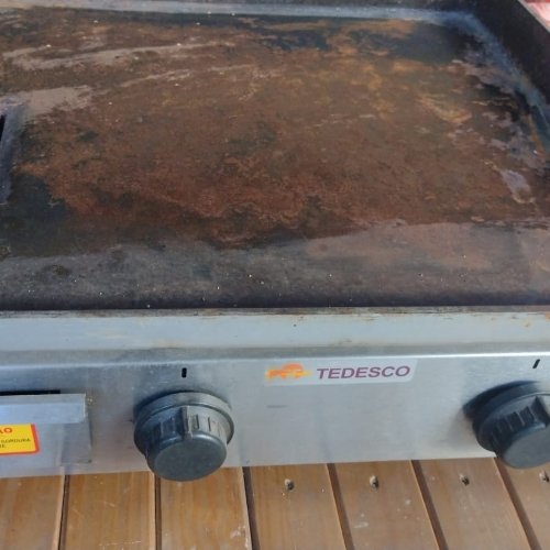 Chapa metálica elétrica Tedesco usada em bancada de madeira