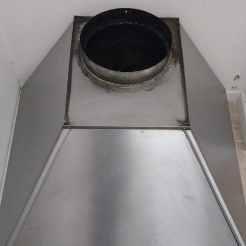 Duto metálico de exaustão em cozinha industrial